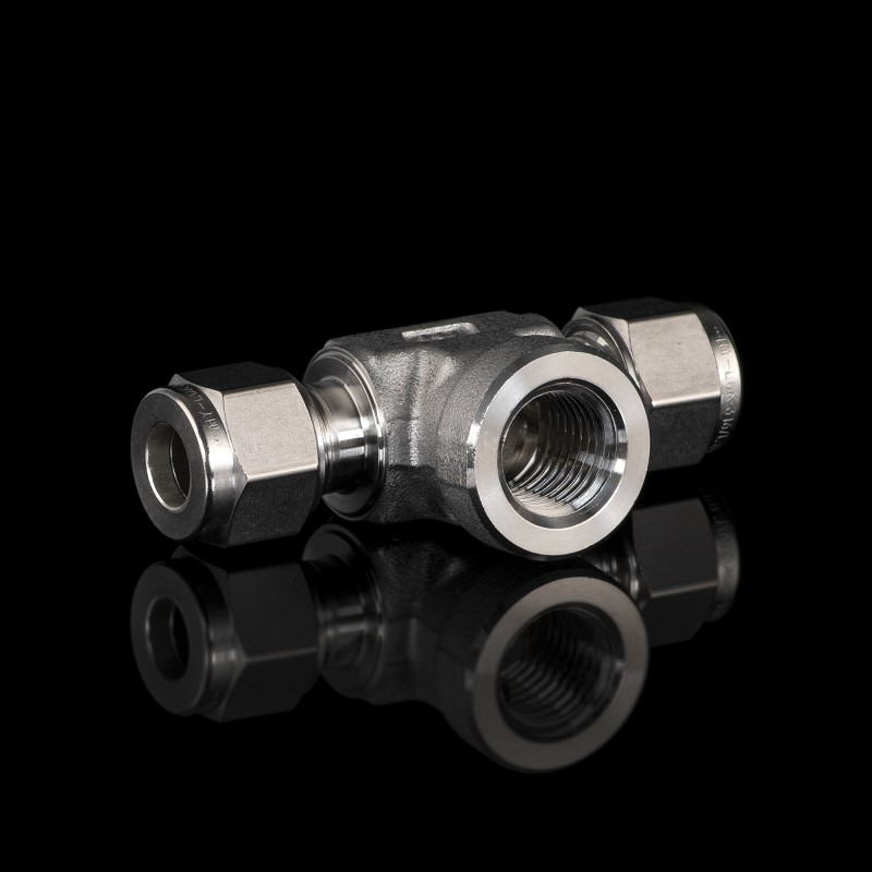 Тройник с внутренней резьбой с отводом по ответв из нержавеющей стали 8мм