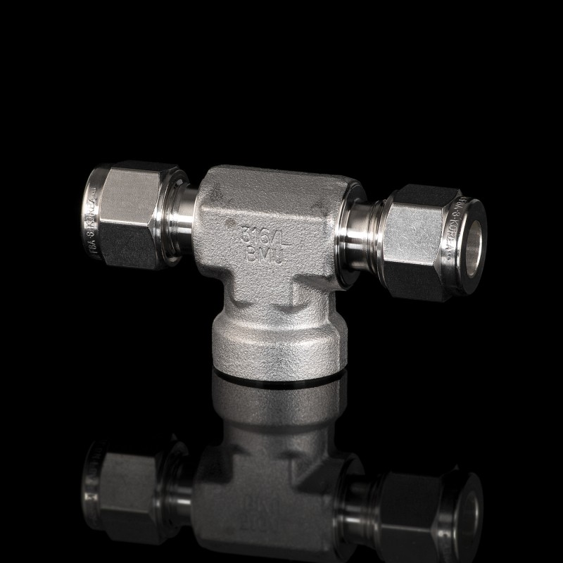 Тройник с внутренней резьбой с отводом по ответв из нержавеющей стали 8мм
